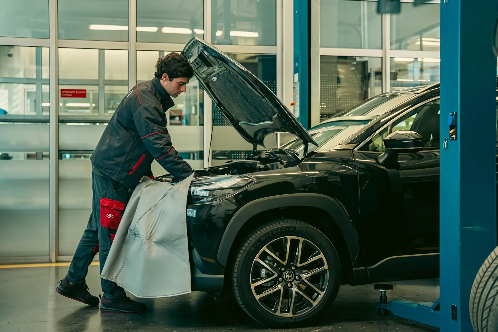 Toyota technicians servicing vehicles at Toyota Center Tbilisi