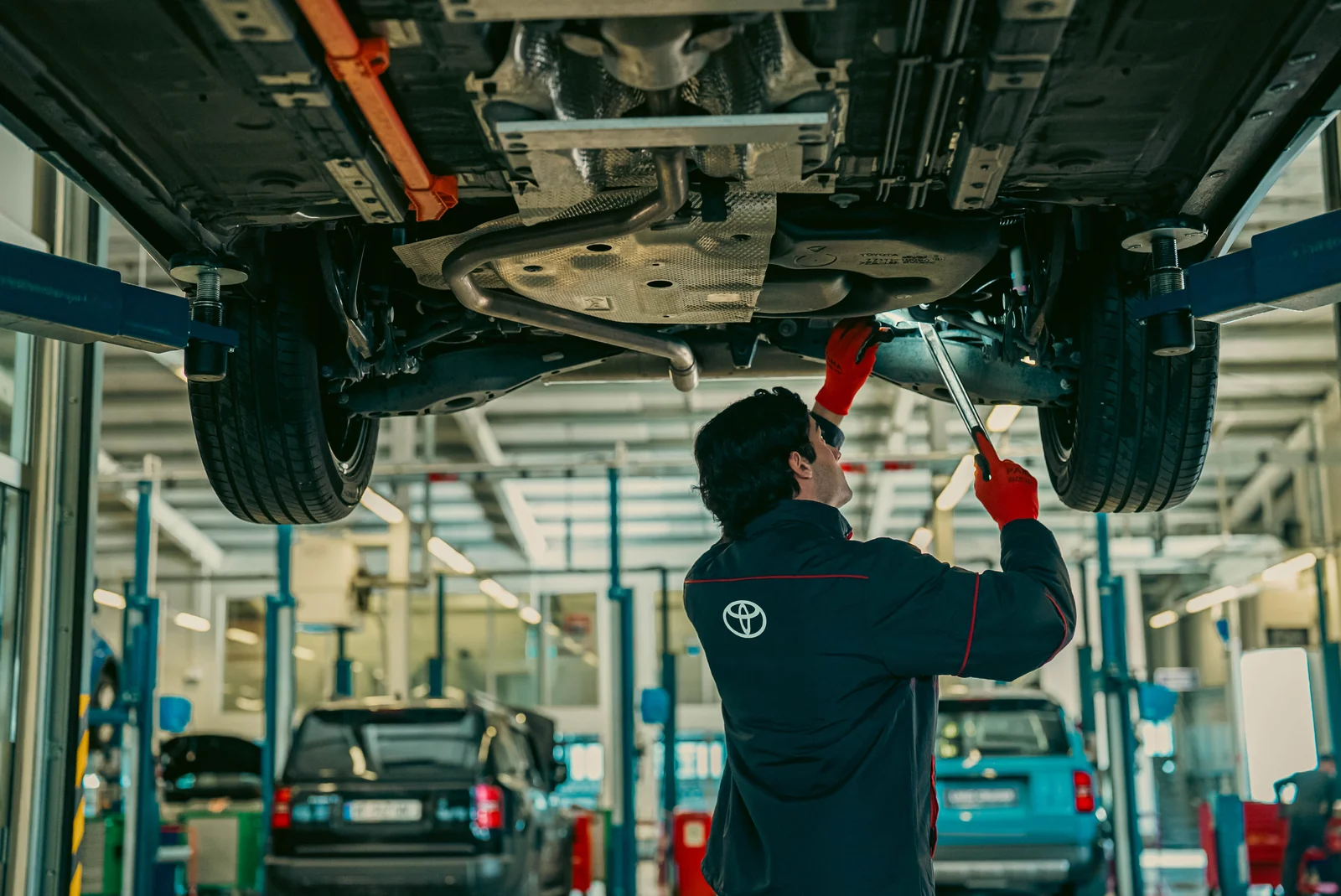 Toyota technicians servicing vehicles at Toyota Center Tbilisi