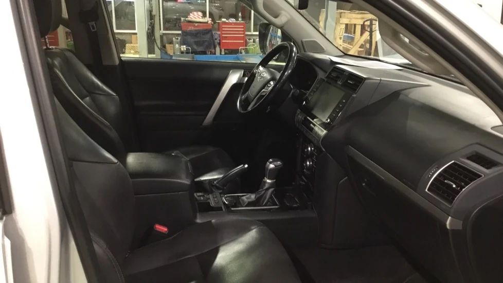 2020 Toyota Land Cruiser 2.8 TD front cabin