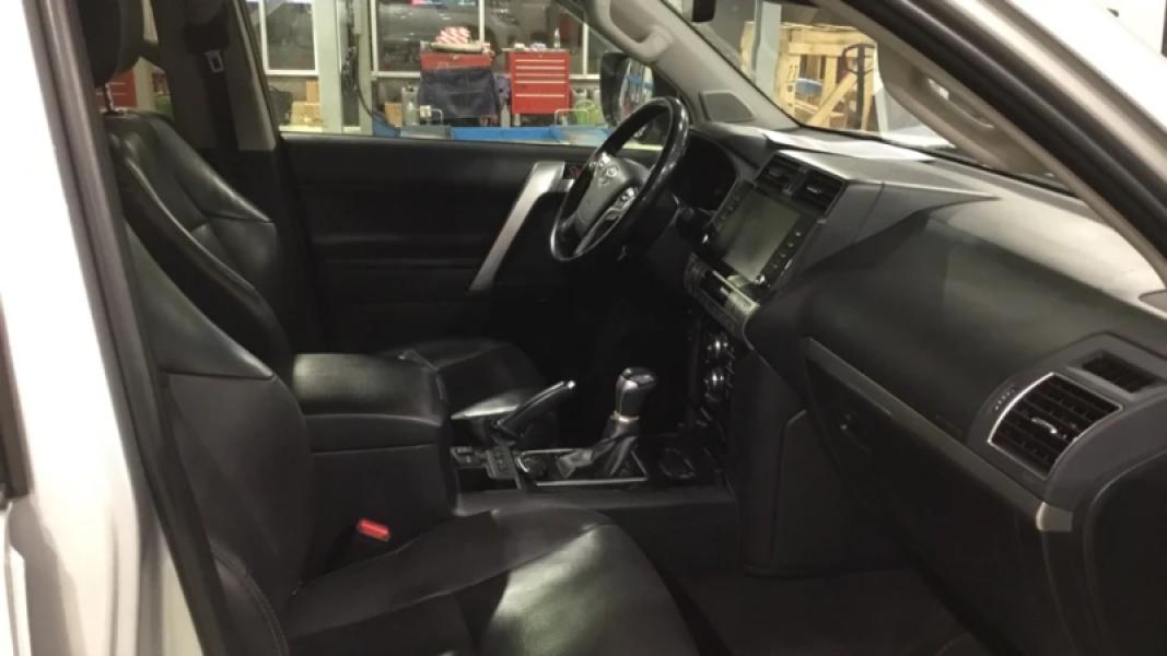 2020 Toyota Land Cruiser 2.8 TD front cabin